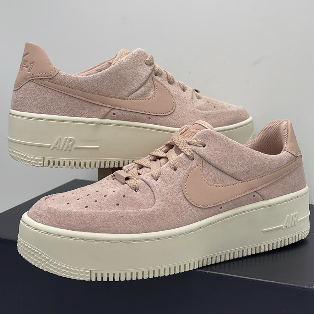 Nike WMNS Air Force 1 Sage Low
Platform Sneakers
Particle Beige/Phant
AR5339-201 - Picture 9 of 16